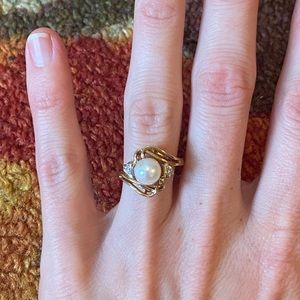 10k gold ring size 6 pearl and 2 diamonds